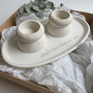 מארז שבת המלכה הכולל זוג פמוטים לבנים ומגש אובלי עם חריטה אישית