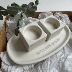 תקריב של זוג פמוטים לבנים במבנה מרובע וגימור חלק