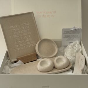 מארז מתנה לכלה מקודשת הכולל פמוטים, מזוזה וברכת בית מבטון.